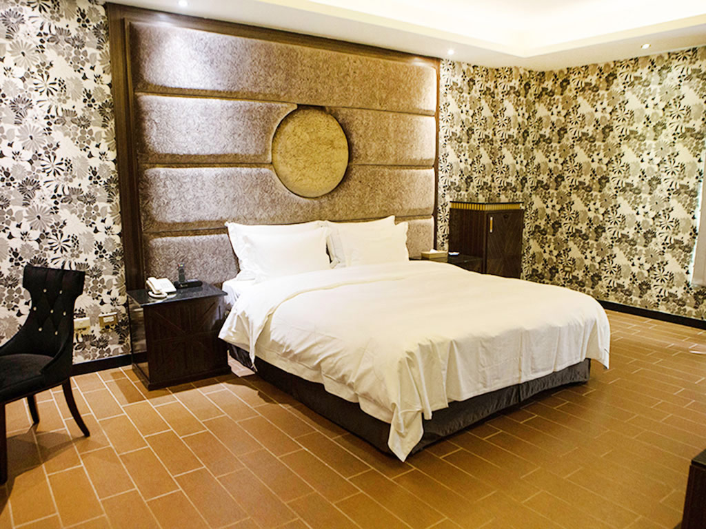 【2025 彰化住宿＋夜生活全攻略】10 間必住飯店推薦｜在地美食、私密成人娛樂＆彰化外送茶／定點茶安全指南