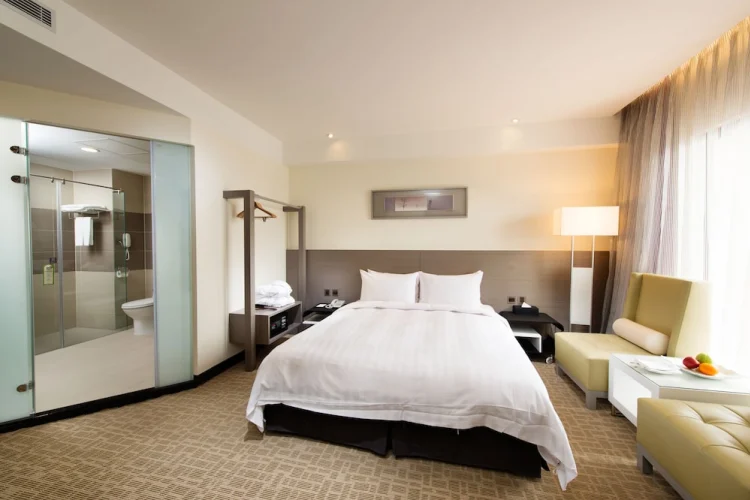 【2025 彰化住宿＋夜生活全攻略】10 間必住飯店推薦｜在地美食、私密成人娛樂＆彰化外送茶／定點茶安全指南