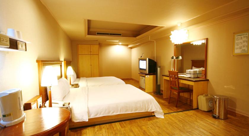 【2025 彰化住宿＋夜生活全攻略】10 間必住飯店推薦｜在地美食、私密成人娛樂＆彰化外送茶／定點茶安全指南