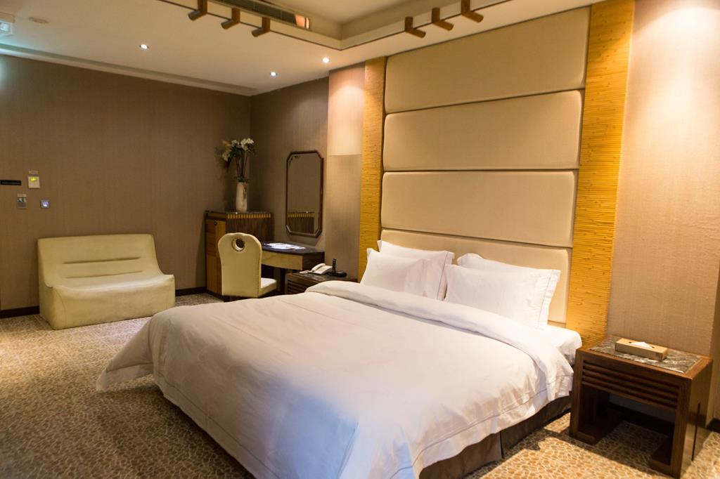 🏨 2025最新嘉義市汽車旅館推薦TOP5｜高隱私豪華房型＋嘉義外送茶定點茶享受全攻略