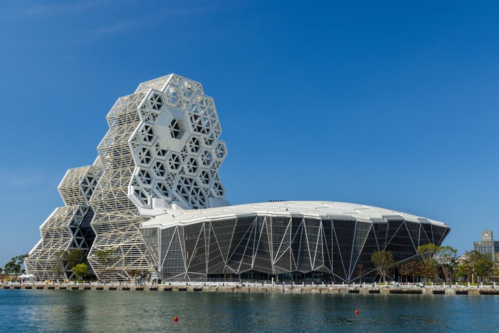 🏨 2025 高雄住宿推薦｜愛河、駁二、新興、苓雅熱門旅館＋高雄外送茶／定點茶私密享受指南